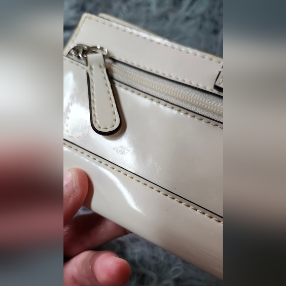 Coach Ivory Patent Leather wallet, bifold, snap closure with Stud detail - Picture 7 of 8